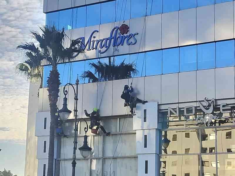Un bâtiment moderne en verre et en béton avec le nom Miraflores, photo gratuite