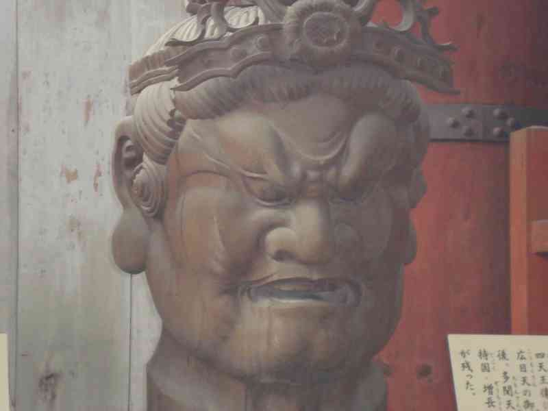 La tête d'une statue de gardien Niō (ou Kongō Rikishi) du temple Tōdai-ji, un complexe bouddhiste historique situé à Nara, au Japon, photo gratuite