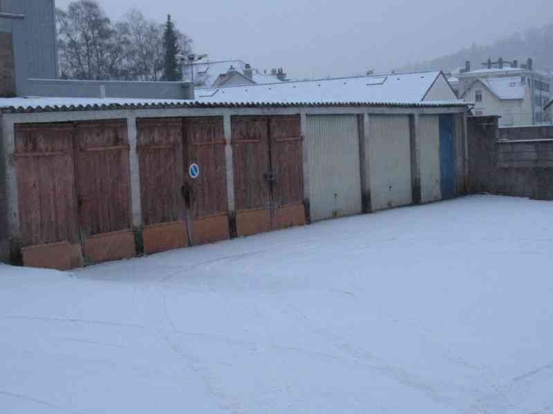 Garage fermé recouvert de neige