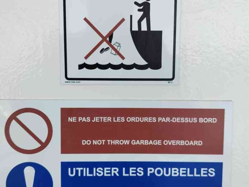 Les panneaux indiquant des règles strictes concernant l'élimination des déchets en mer, photo gratuite