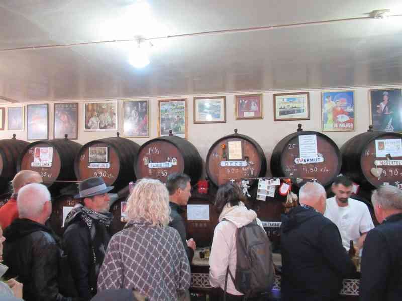 L'intérieur de l'Antigua Casa de Guardia, une taverne historique de Malaga, en Espagne, photo gratuite