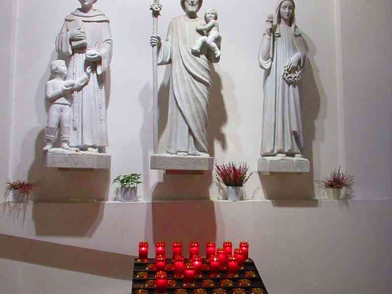 Statues des saints dans une église catholique photo gratuite