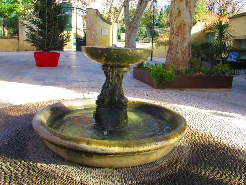 Fontaine en pierre reconstituée avec vasque au centre de Pélissanne photo gratuite
