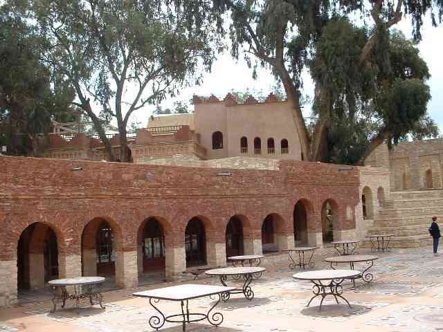 Architecture en pierre et en terre cuite avec des tables à Agadir photo gratuite