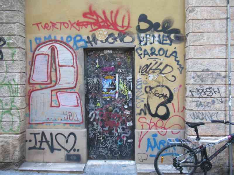 Un mur couvert de graffiti, photo gratuite