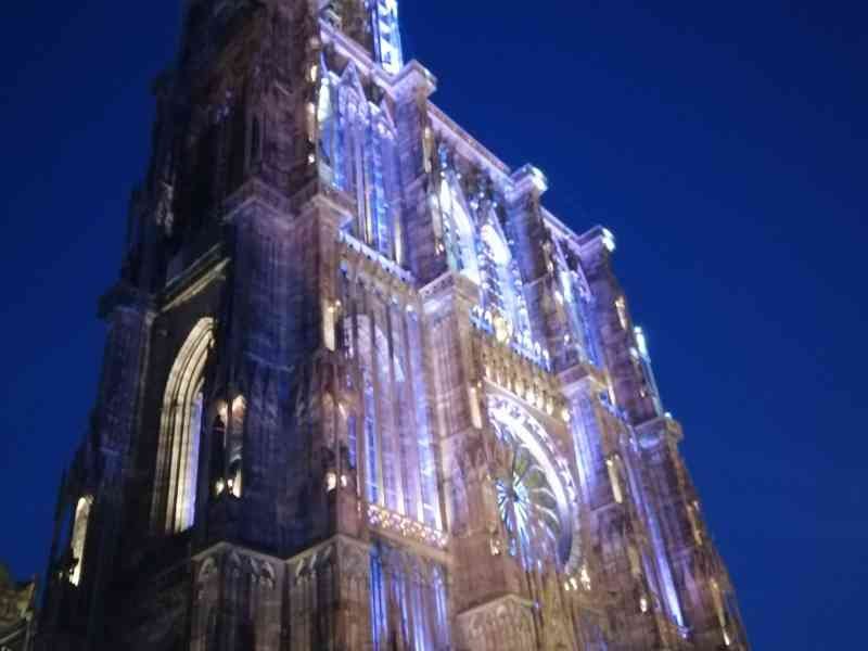 Cathédrale de Strasbourg lors des illuminations la nuit