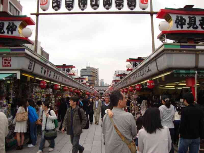 Allée commerçante de Nakamise-dori à Asakusa photo gratuite