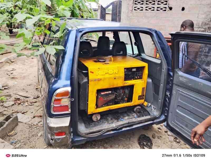 Une voiture transportant un groupe électrogène photo gratuite