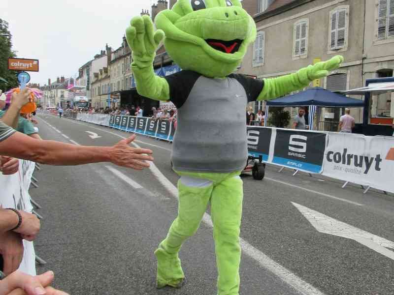 Grenouille qui défile au critérium cycliste de Dole dans le Jura photo gratuite