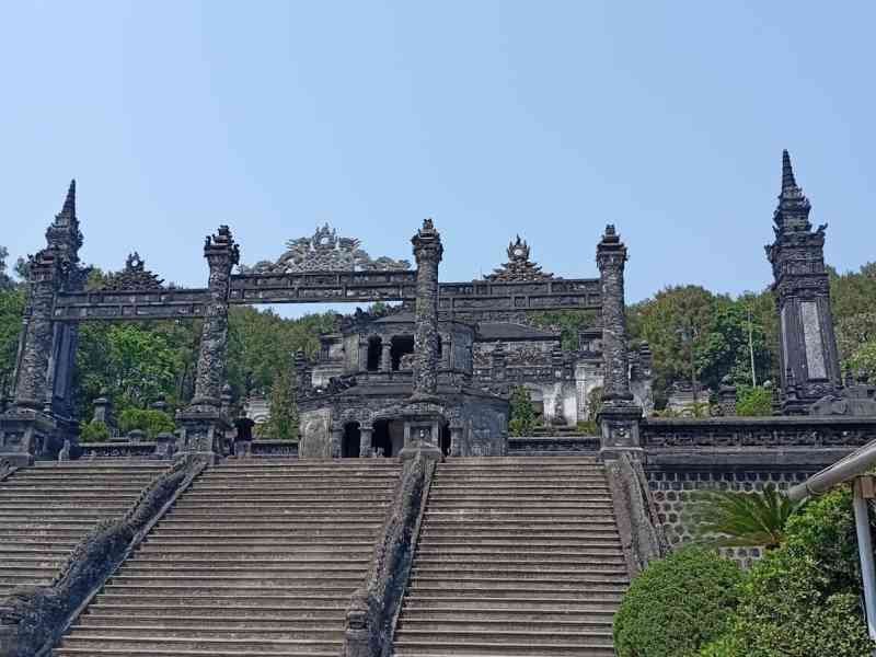 Escaliers raides menant au tombeau de l'empereur Khải Định à Hué, Vietnam, photo gratuite