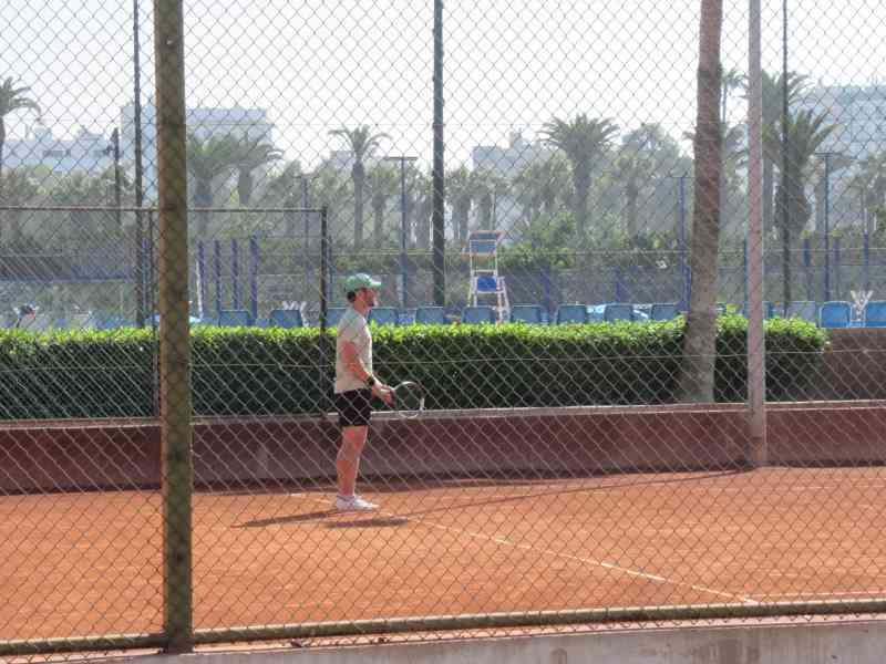 Un homme sur un terrain de tennis, photo gratuite