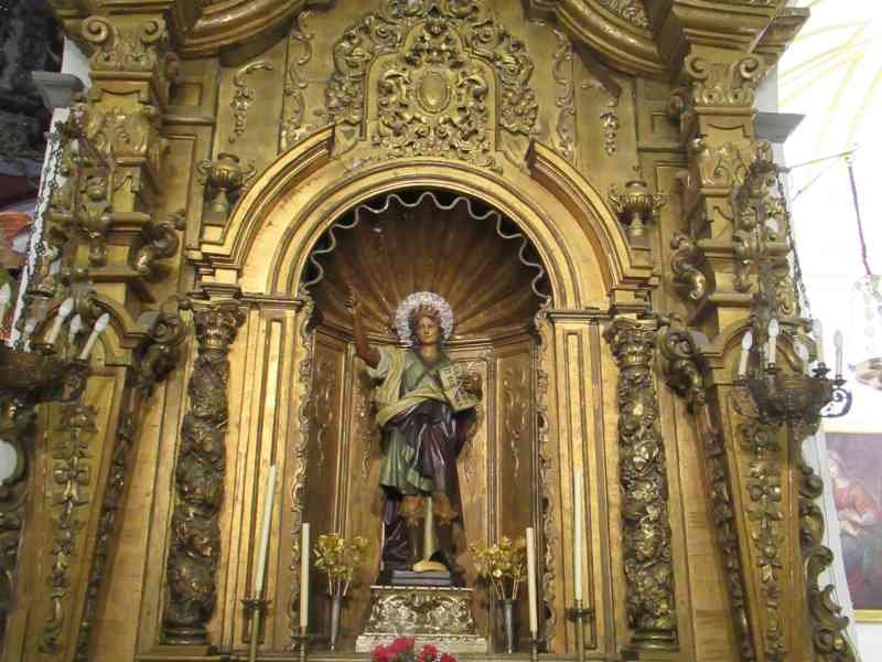 Une sculpture doré dans une chapelle de l'église de San Juan Bautista (Saint Jean-Baptiste) à Malaga, en Espagne, photo gratuite