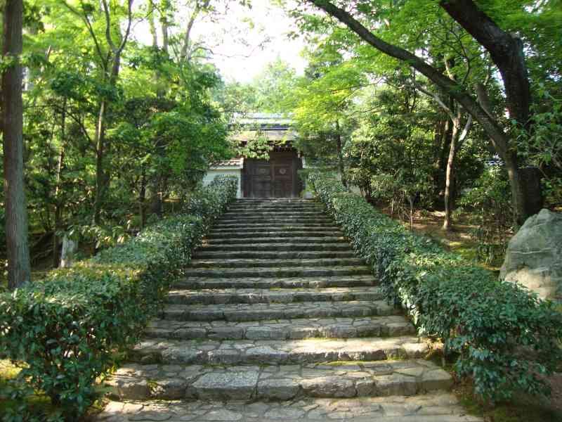 L'escalier menant à l'entrée du temple Ryōan-ji à Kyoto, au Japon, photo gratuite