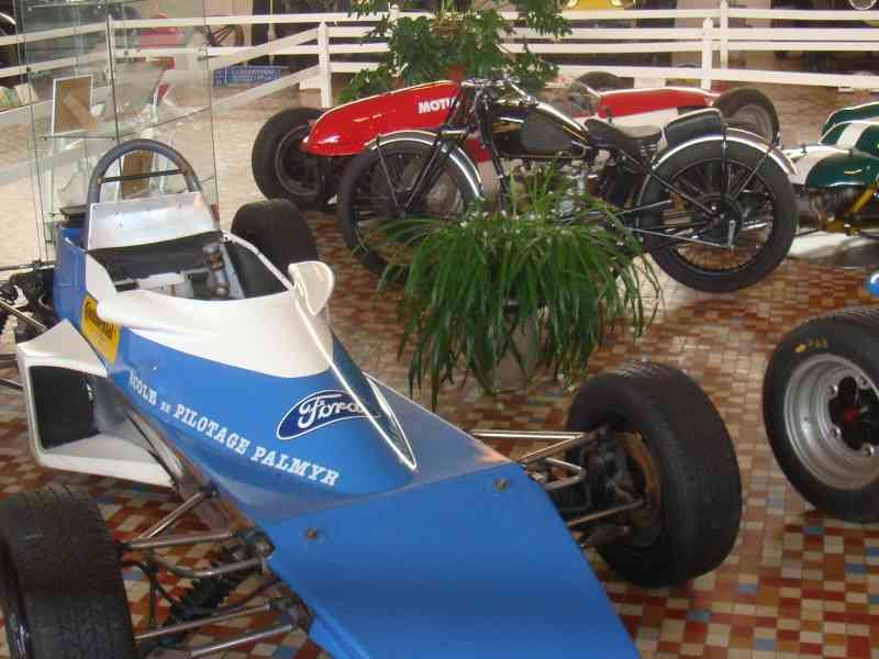 Exposition de véhicules de course monoplace anciens photo gratuite