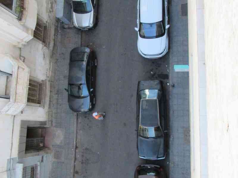 Vue du dessus d'un alignement de voitures sur une rue