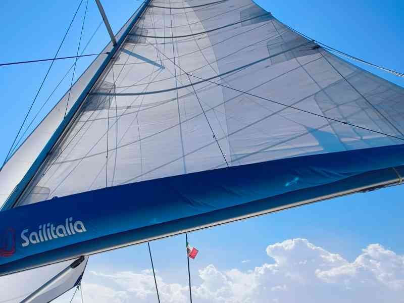 Un voilier en mer, photo gratuite