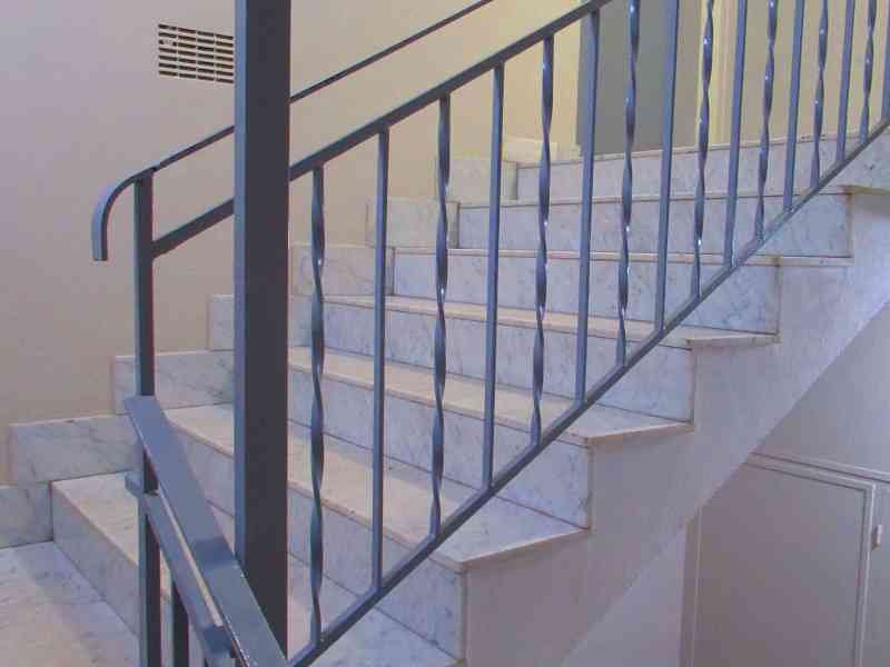 une cage d’escalier intérieure d’un immeuble résidentiel avec des murs peints en beige clair photo gratuite