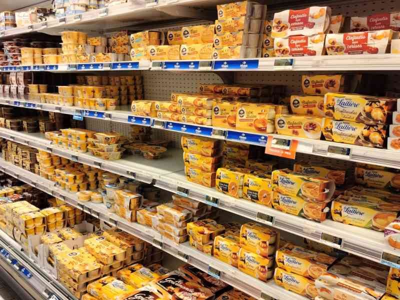 Rayon crèmes desserts et pâtisseries dans un supermarché