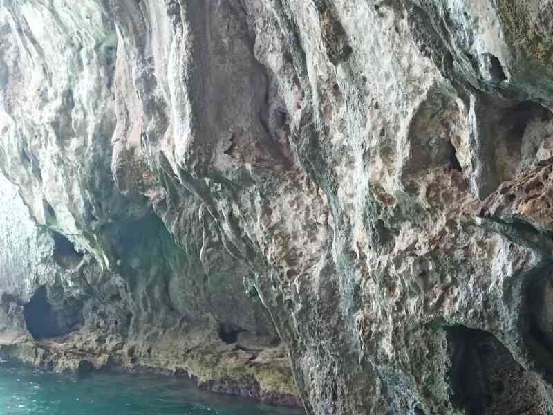 Intérieur d'une grotte marine naturelle, eau cristalline en Sicile, photo gratuite