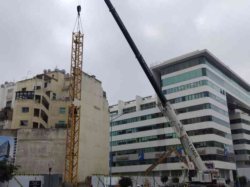 Une grue à tour sur un chantier de construction urbain, photo gratuite