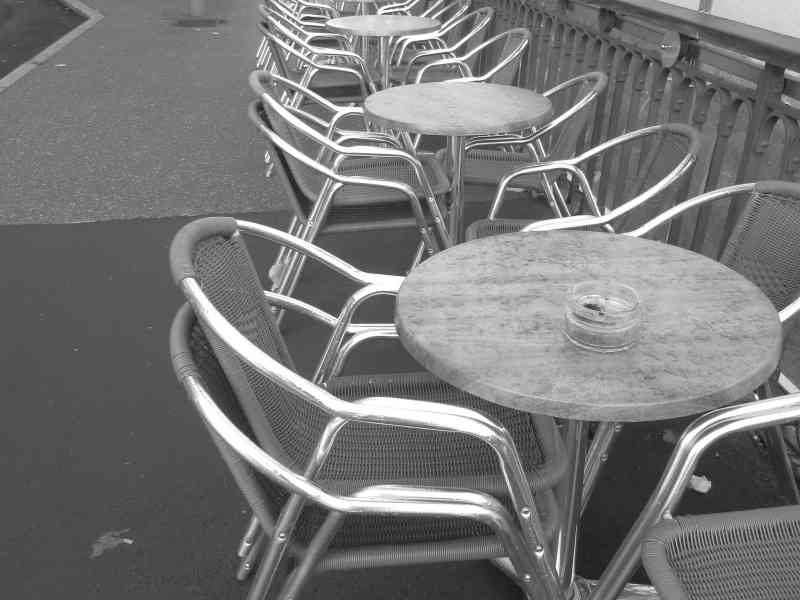 tables d'un café sur la rue