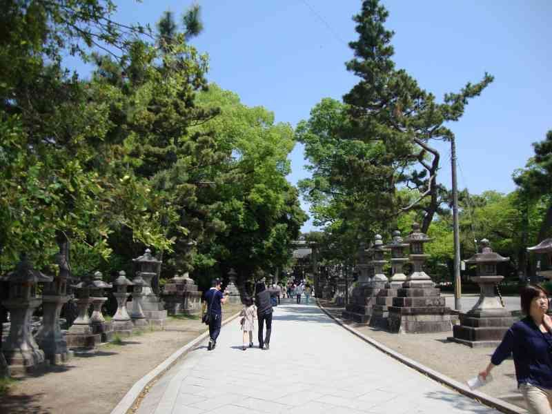 Long passage en béton, borné de lanternes en pierre au temple Kitano Tenman-gū, Japon, Asie, photo gratuite