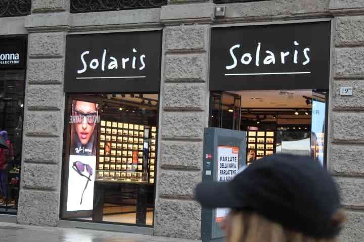 Le magasin Solaris, une enseigne spécialisée dans la vente de lunettes de soleil, photo gratuite