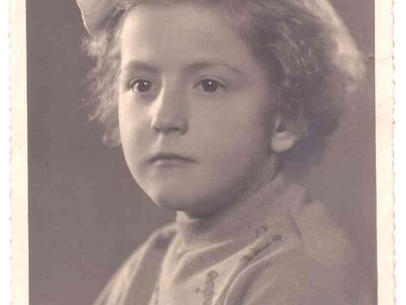 Portrait photographique ancien en noir et blanc d'une enfant photo gratuite