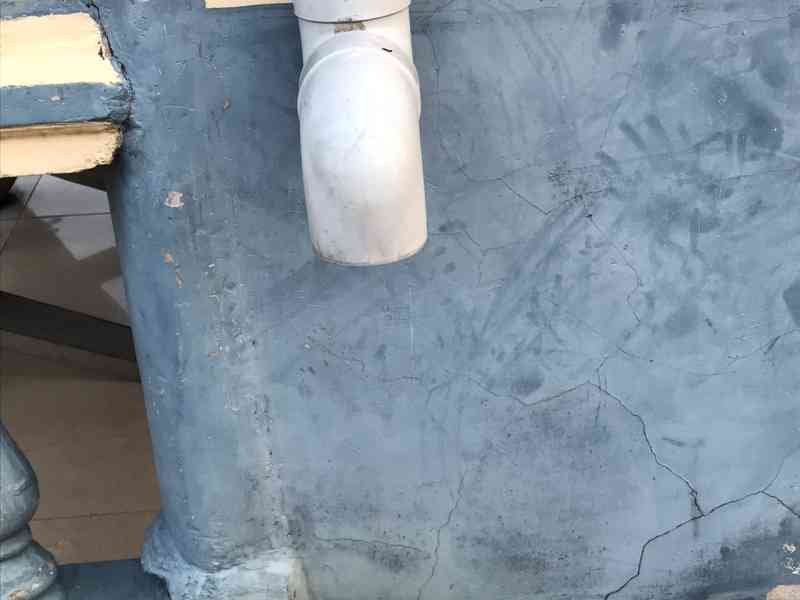 Tuyau de drainage sur mur extérieur photo gratuite