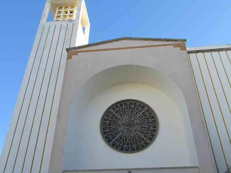 Gros plan de la cathédrale Notre-Dame-de-l'Assomption de Tanger au Maroc