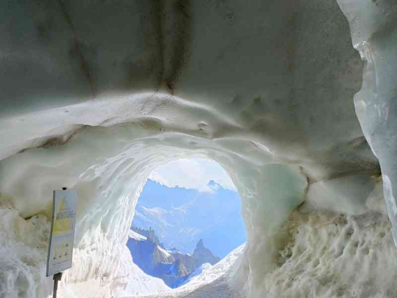 Grotte de glace sur l'aiguille du Midi en Haute-Savoie en France