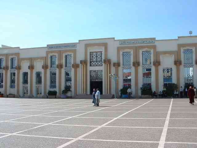 Bâtiment administratif marocain avec grande esplanade, chambre de commerce photo gratuite