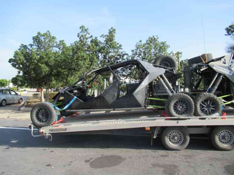 Prototype Buggy sur un remorque porte voiture photo gratuite