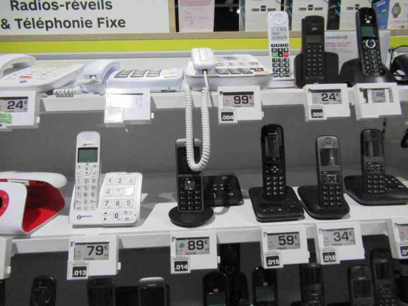 Gamme de téléphones fixes avec et sans fil en vente dans un magasin