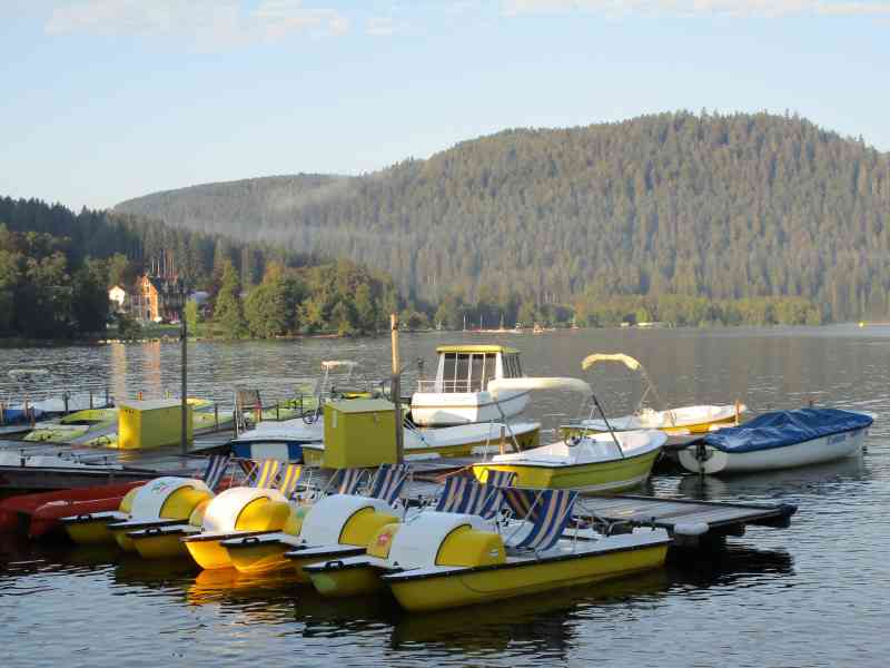 bateaux électriques et pédalos au bord du Lac Gérardmer en Lorraine en France