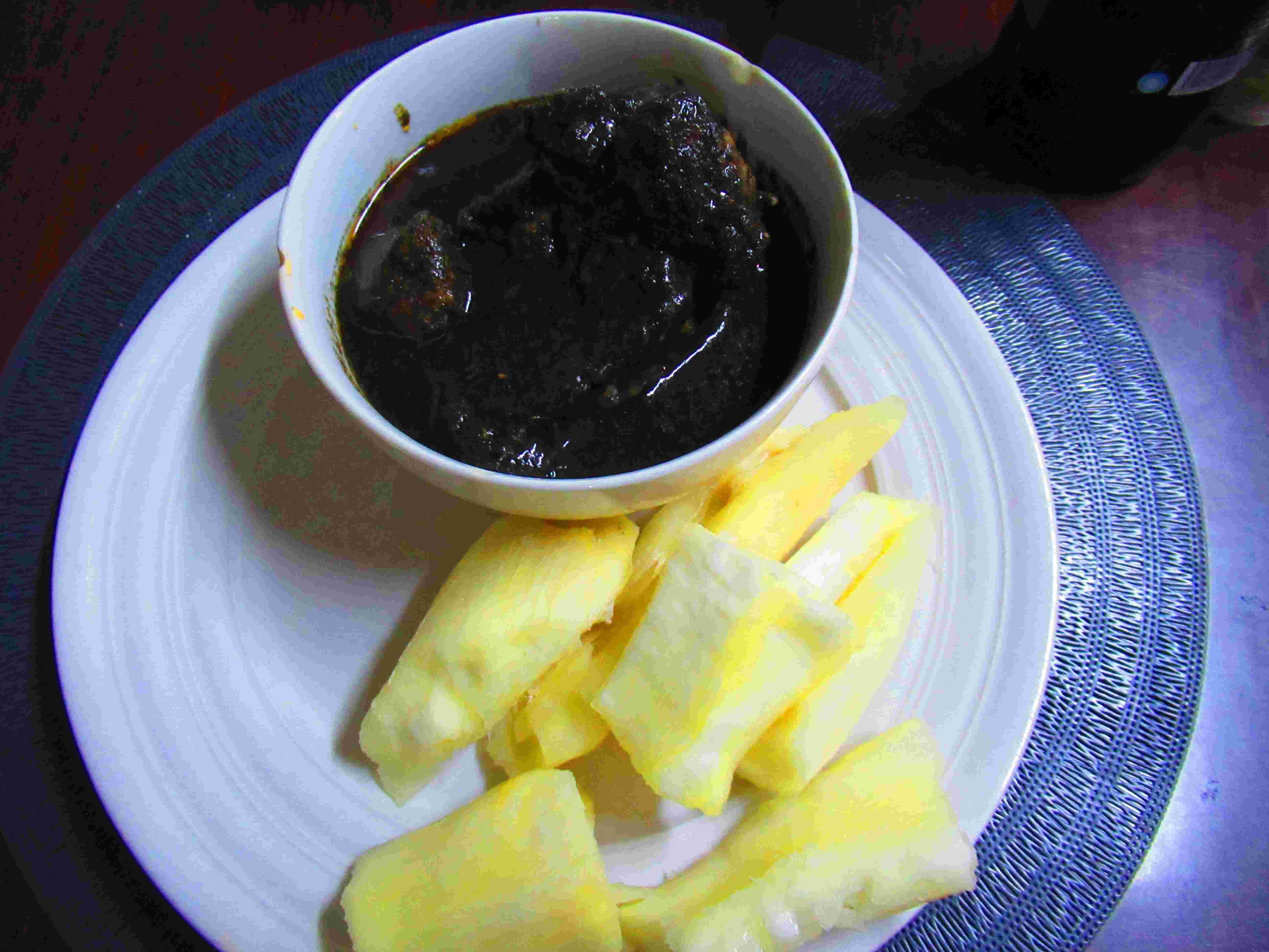 Porc aux épices avec du manioc