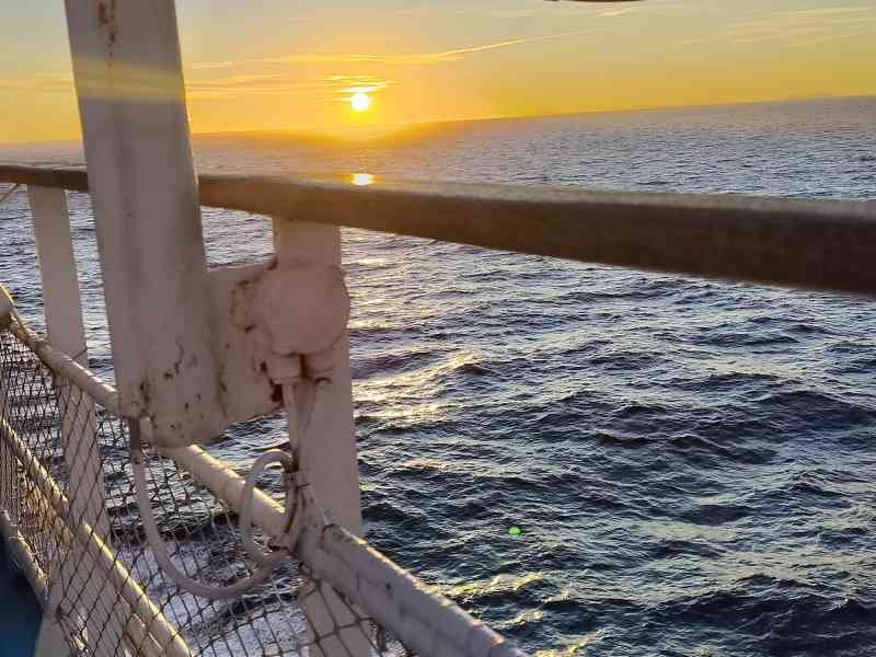 Coucher de soleil vu depuis le pont d'un navire, photo gratuite