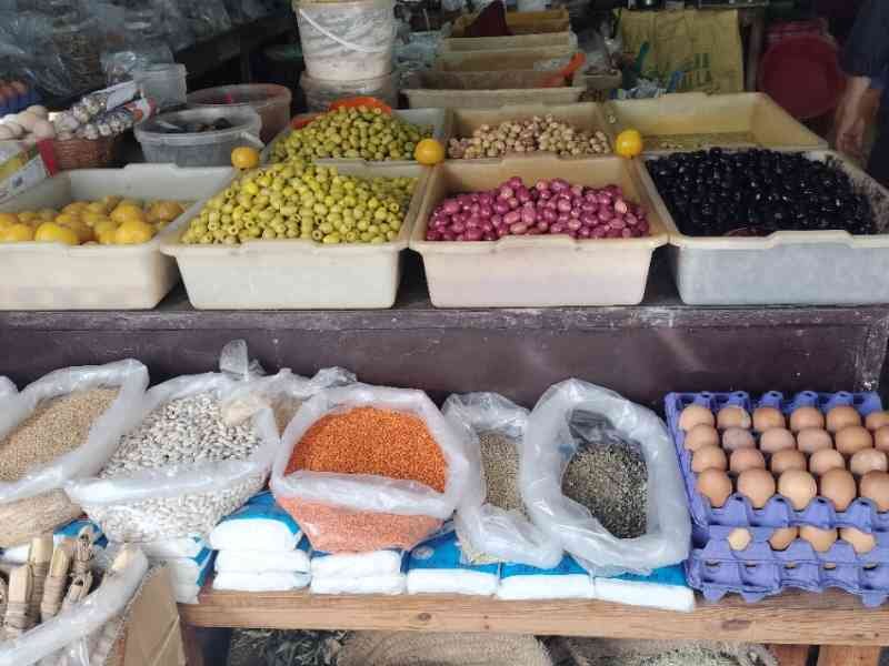 Un étal de marché, une petite épicerie proposant divers produits alimentaires, photo gratuite