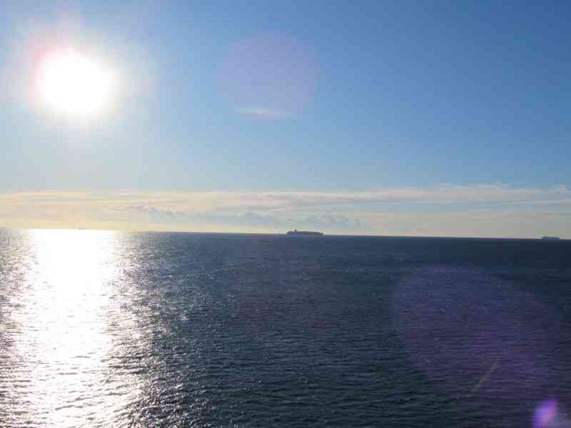 Soleil éclatant au dessus de la mer s'étendant à l'horizon photo gratuite