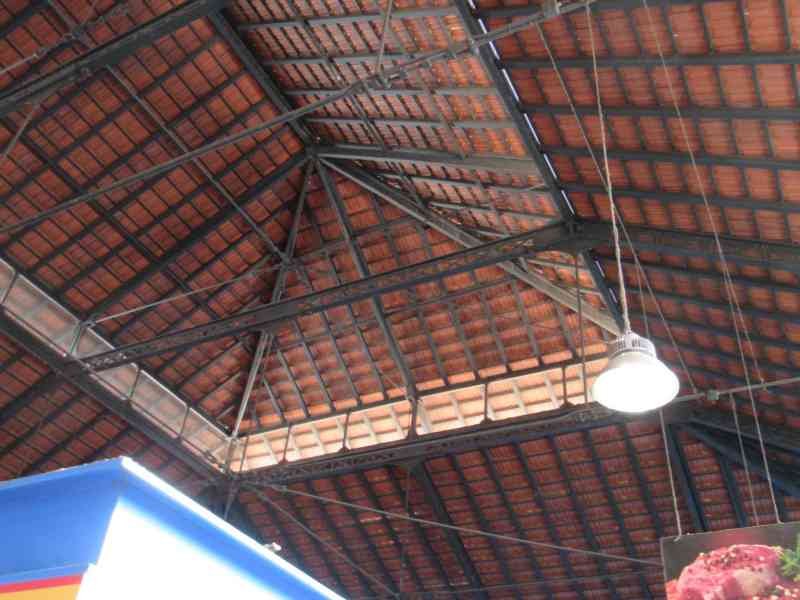 Le plafond et l'intérieur du marché central d'Atarazanas, photo gratuite