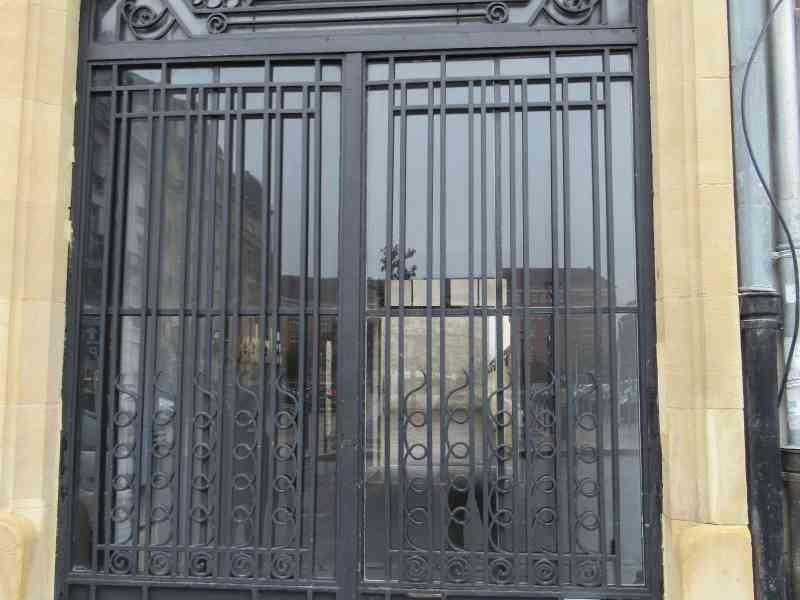 Porte de l'immeuble Art et Déco sur la Place du Roi Georges à Metz