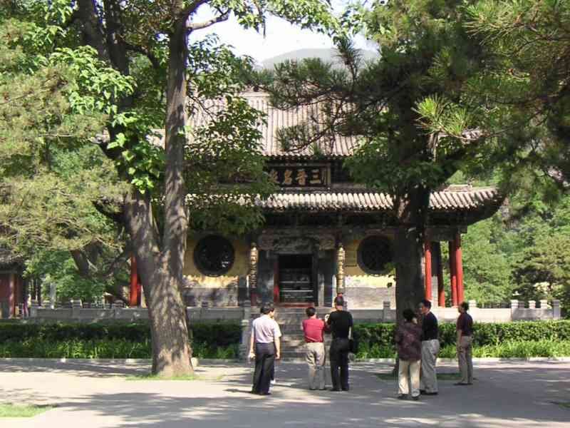 Quelques personnes devant le temple chinois, entourés d'arbres, Asie photo gratuite