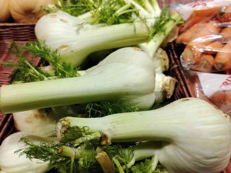 Légumes de fenouils crus en vente dans un marché photo gratuite