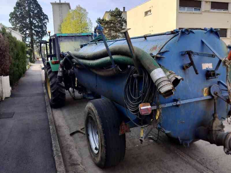 Camion citerne de couleur bleue