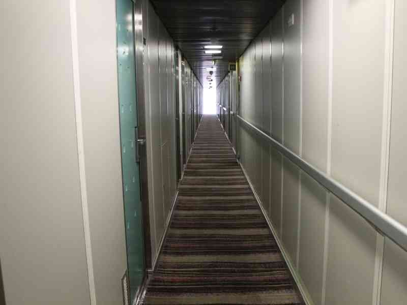 Un couloir étroit à l'intérieur d'un bateau, photo gratuite