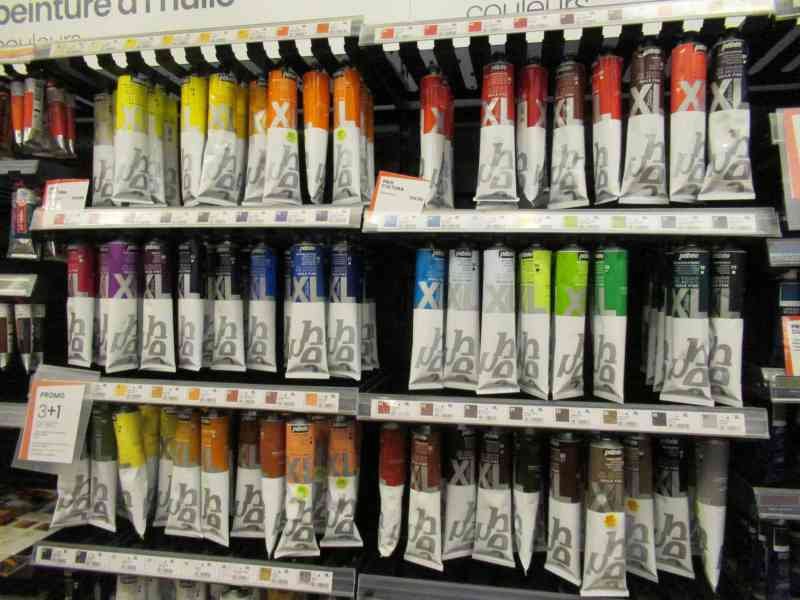Tubes de peinture à huile multicolores de marque Pébéo sur les rayons d'un magasin