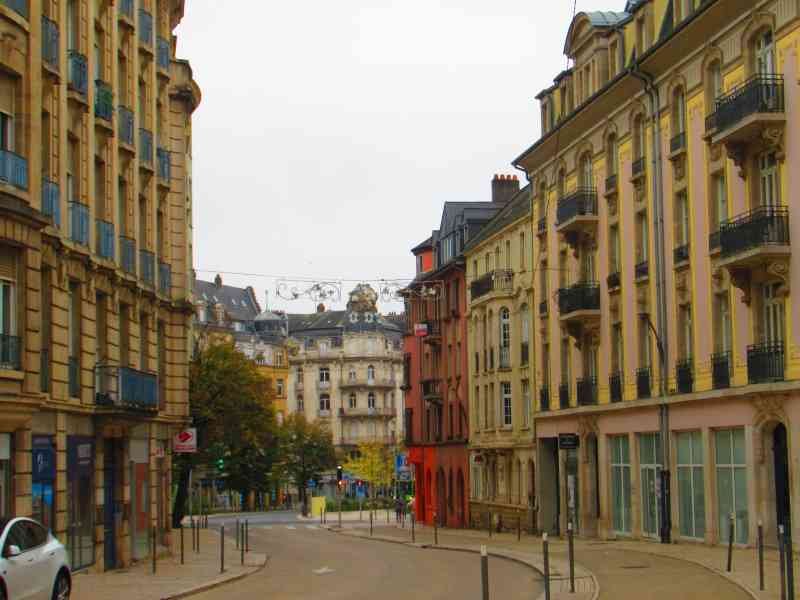 Rue à Metz avec une architecture classique photo gratuite
