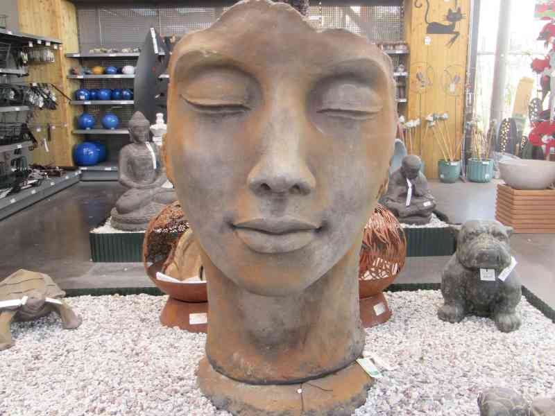 Statue en forme de visage humain, photo gratuite
