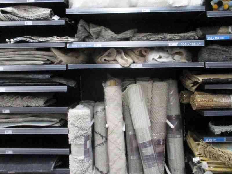 Rouleaux de tapis d'intérieur en vente dans un magasin