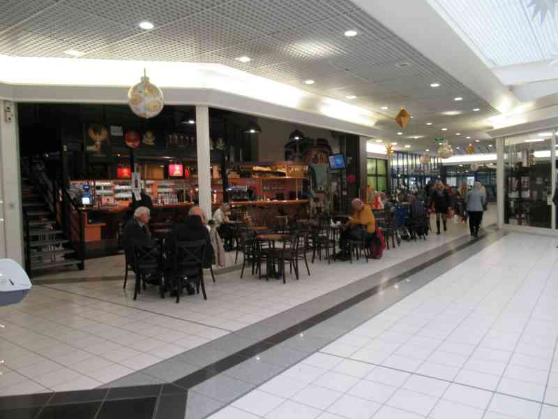 Restaurant à l'intérieur d'un centre commercial